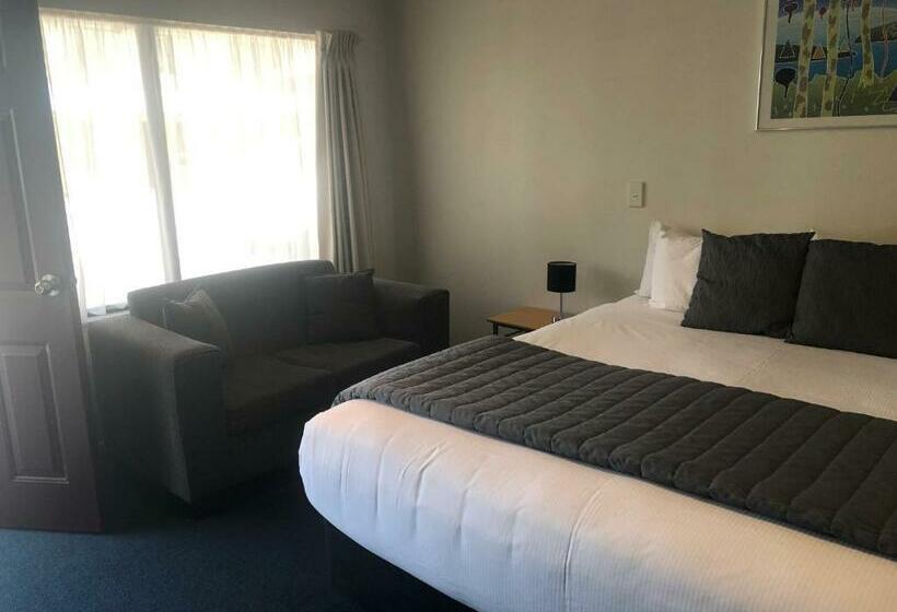 스탠다드 스튜디오, Claremonte Motor Lodge