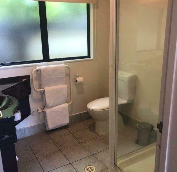 스탠다드 스튜디오, Claremonte Motor Lodge