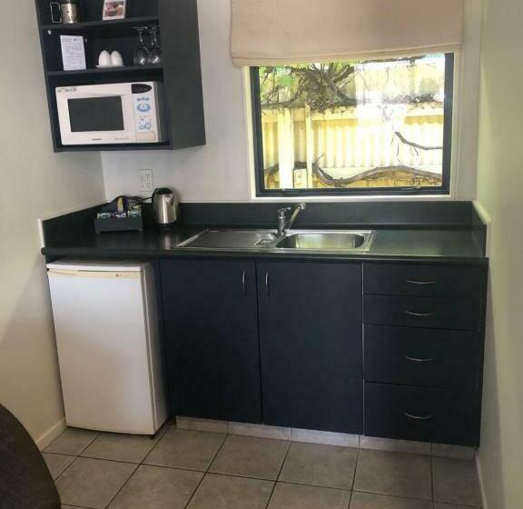 스탠다드 스튜디오, Claremonte Motor Lodge