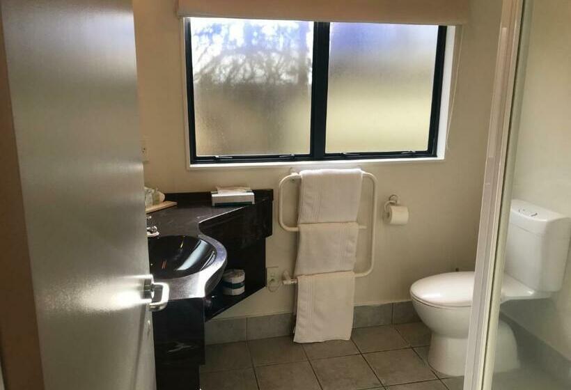 스탠다드 스튜디오, Claremonte Motor Lodge