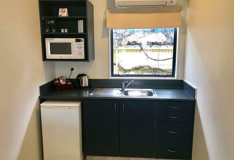 스탠다드 스튜디오, Claremonte Motor Lodge