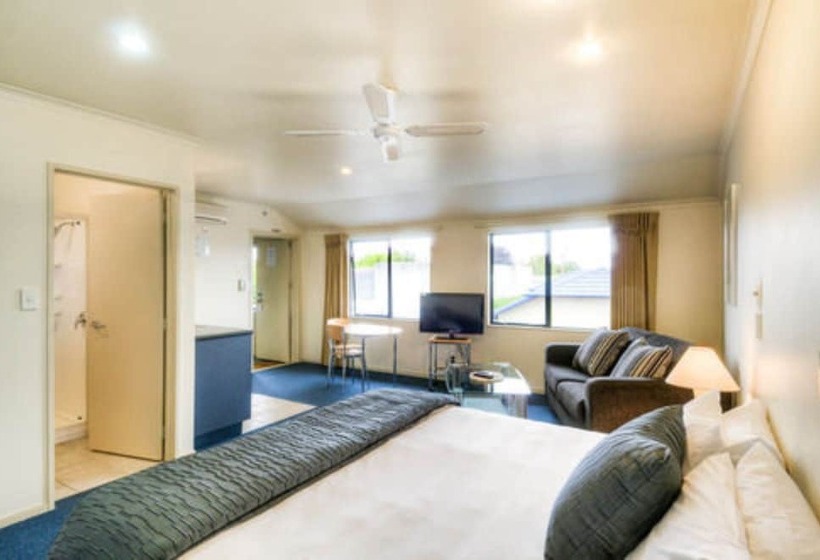 스탠다드 스튜디오, Claremonte Motor Lodge