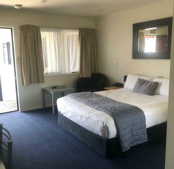 스탠다드 스튜디오, Claremonte Motor Lodge