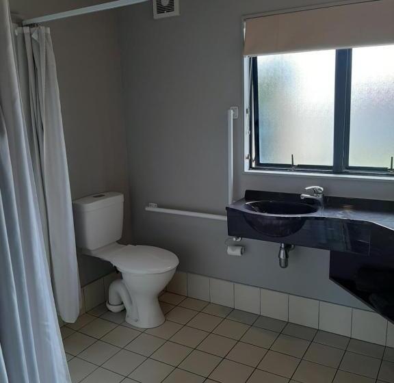 스탠다드 스튜디오, Claremonte Motor Lodge