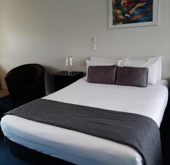 스탠다드 스튜디오, Claremonte Motor Lodge