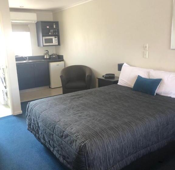 스탠다드 스튜디오, Claremonte Motor Lodge