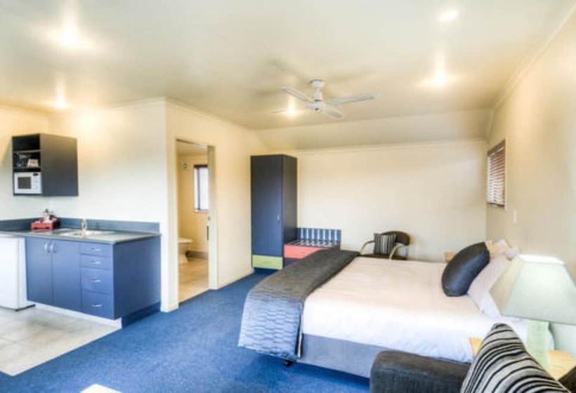 스탠다드 스튜디오, Claremonte Motor Lodge