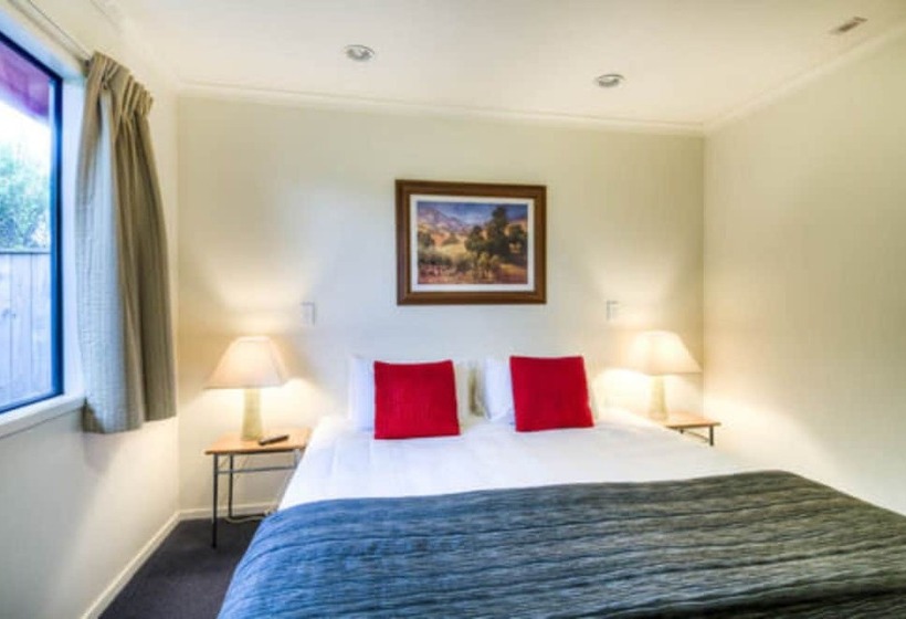 스탠다드 스튜디오, Claremonte Motor Lodge