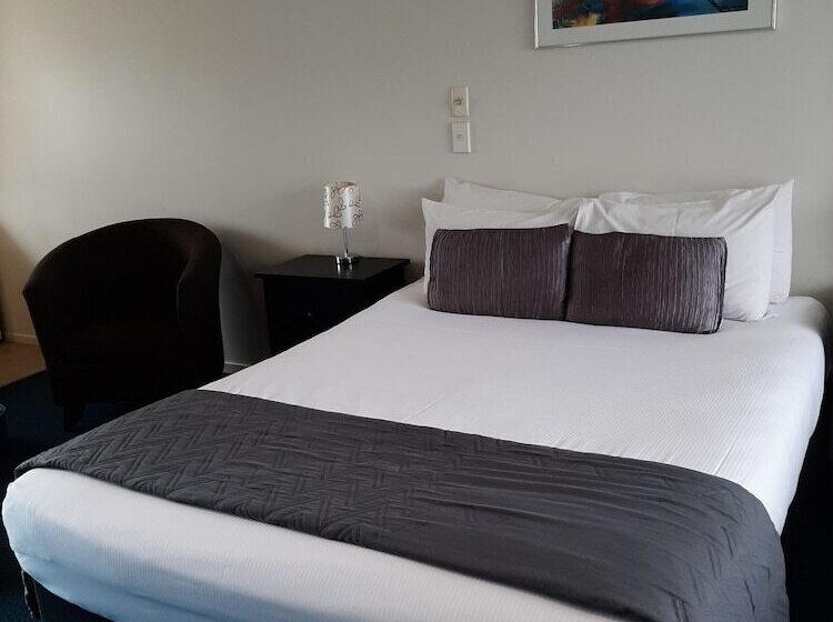 스탠다드 스튜디오, Claremonte Motor Lodge