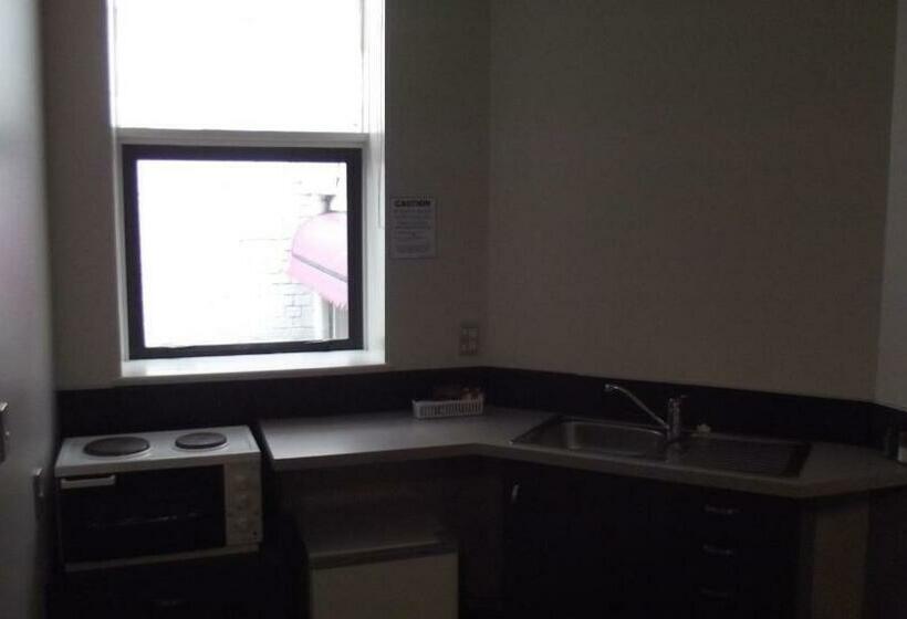 סטודיו סופריור, Motel On Carroll