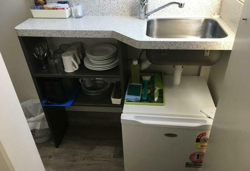 חדר סטודיו סטנדרד, Motel On Carroll