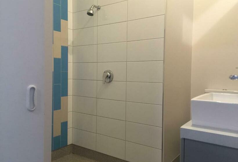 חדר סטודיו סטנדרד, Motel On Carroll