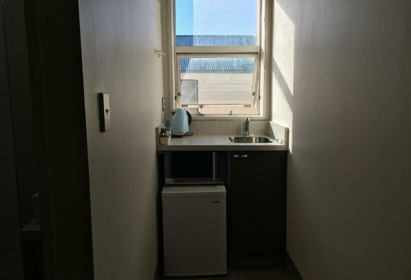 חדר סטודיו סטנדרד, Motel On Carroll