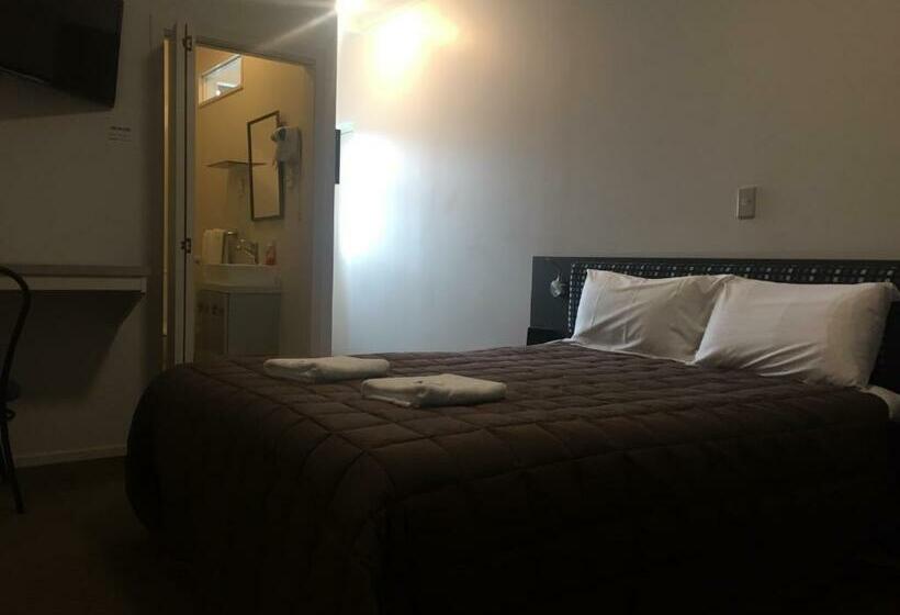 חדר סטודיו סטנדרד, Motel On Carroll