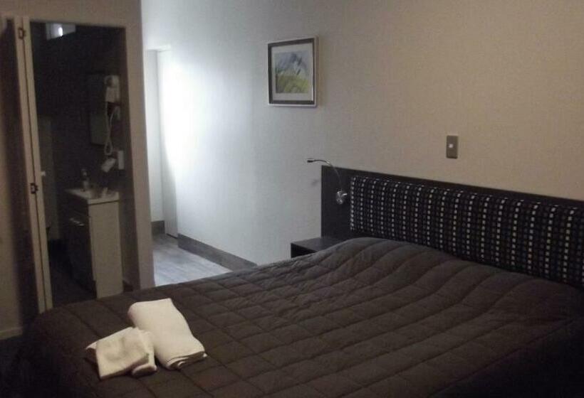 חדר סטודיו סטנדרד, Motel On Carroll