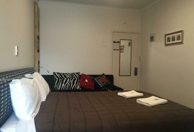 חדר סטודיו סטנדרד, Motel On Carroll