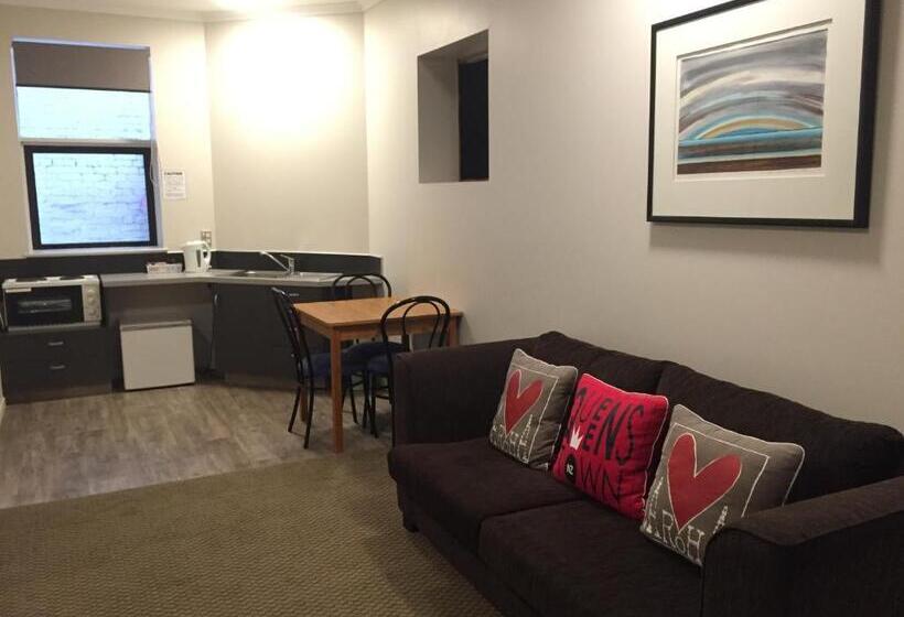 סטודיו סופריור, Motel On Carroll