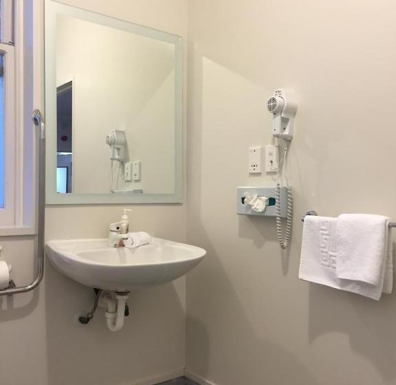 סטודיו סופריור, Motel On Carroll