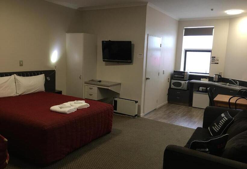 Студия Superior, Motel On Carroll