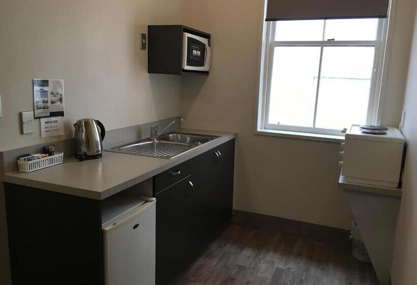 חדר משפחתי דלוקס, Motel On Carroll