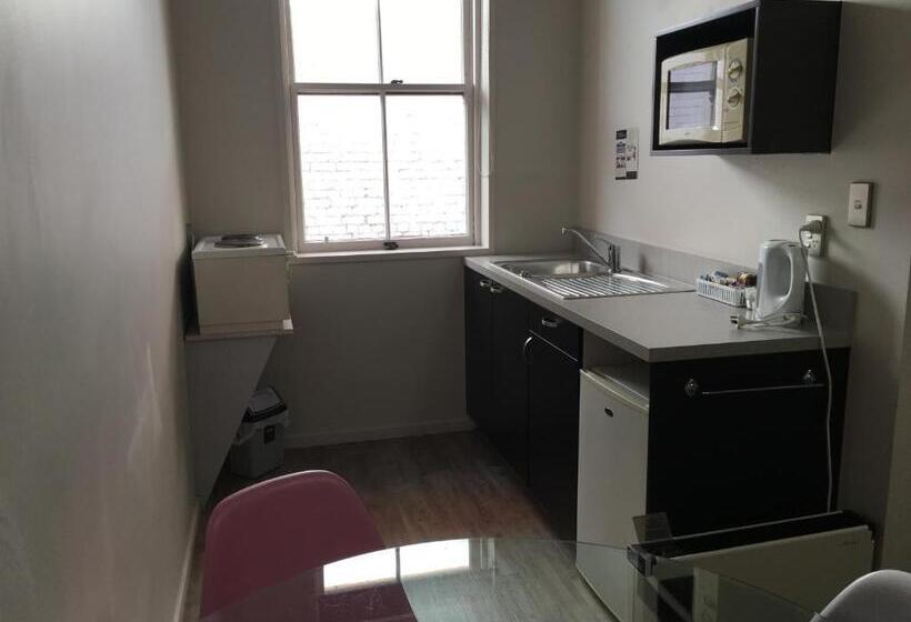 חדר משפחתי דלוקס, Motel On Carroll