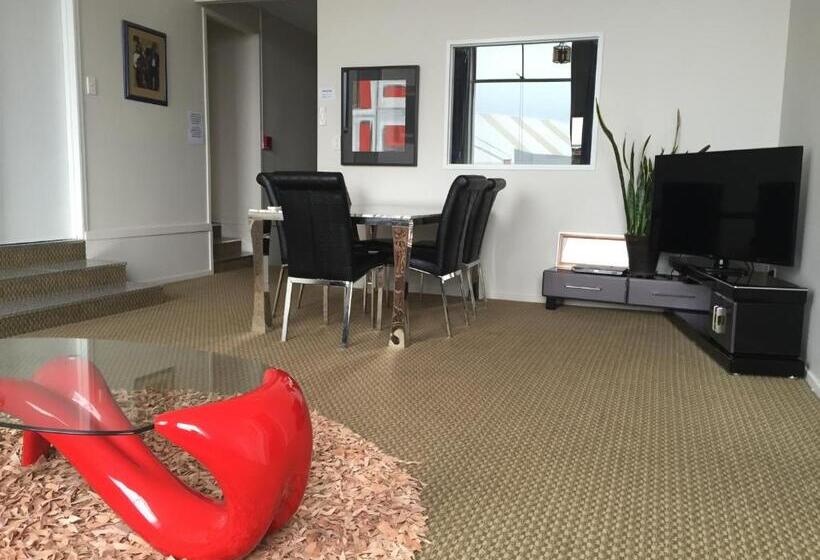 דירת שלושה חדרים, Motel On Carroll