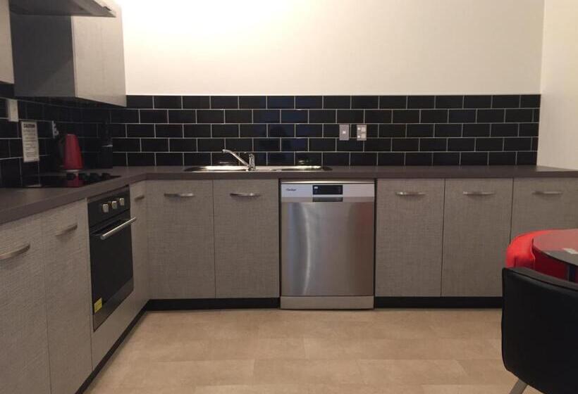 דירת שלושה חדרים, Motel On Carroll