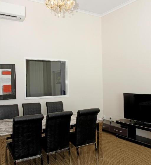 דירת שלושה חדרים, Motel On Carroll