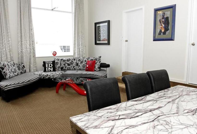 דירת שלושה חדרים, Motel On Carroll