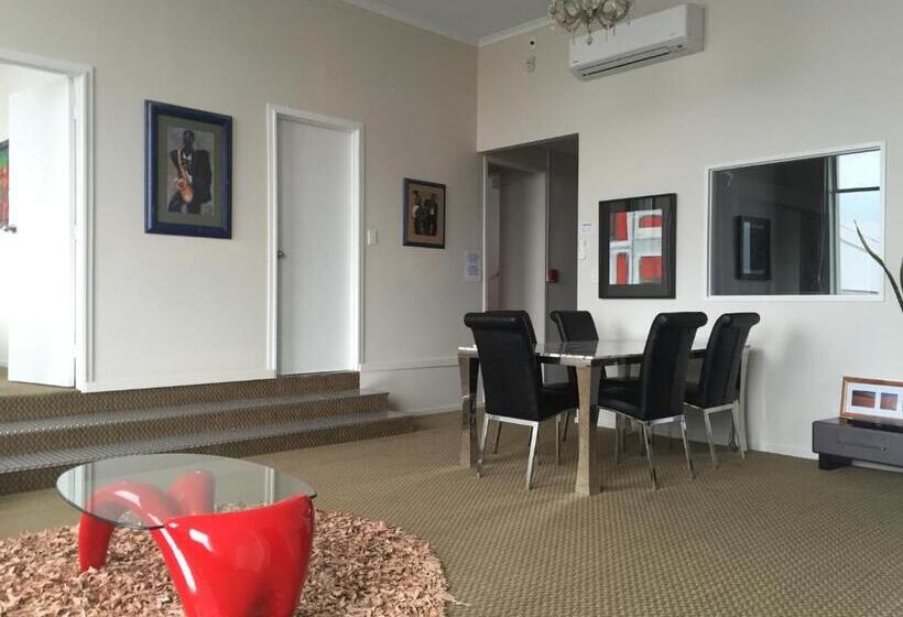 דירת שלושה חדרים, Motel On Carroll