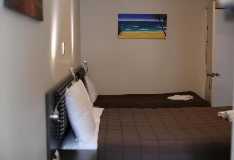 חדר סטנדרט, Motel On Carroll