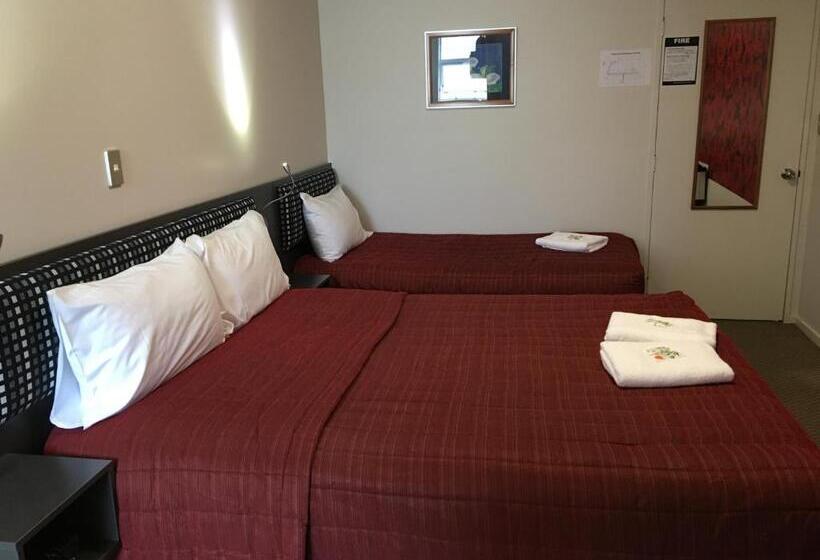 חדר סטנדרט, Motel On Carroll