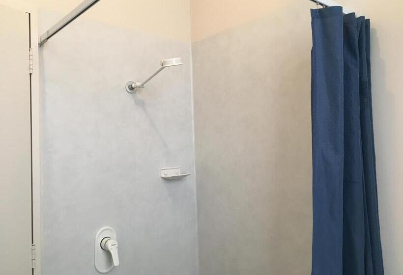 חדר משפחתי דלוקס, Motel On Carroll