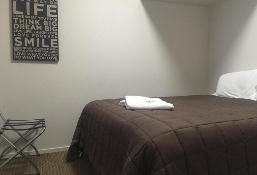 חדר משפחתי דלוקס, Motel On Carroll