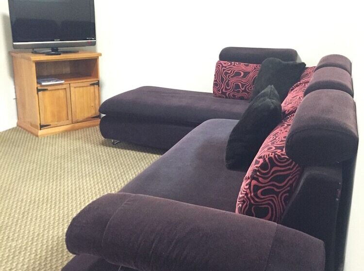 סוויטת 2 חדרי שינה, Motel On Carroll