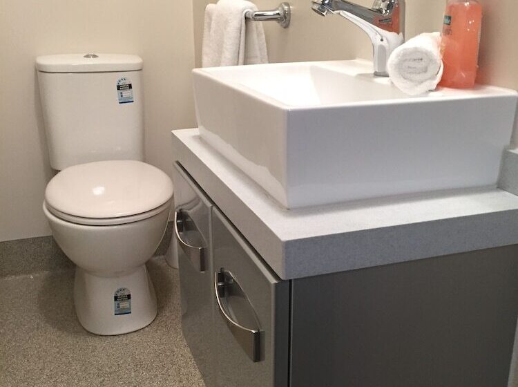 חדר סטודיו סטנדרד, Motel On Carroll