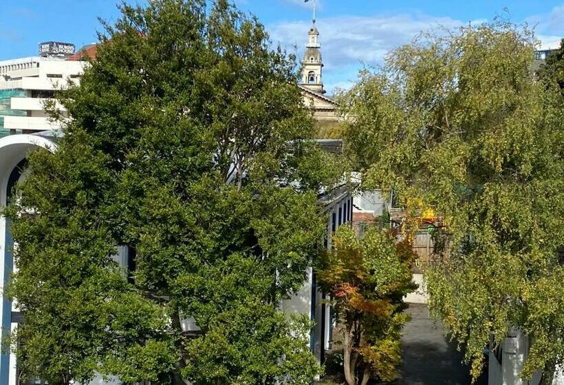 سوییت اجرایی, Motel On York