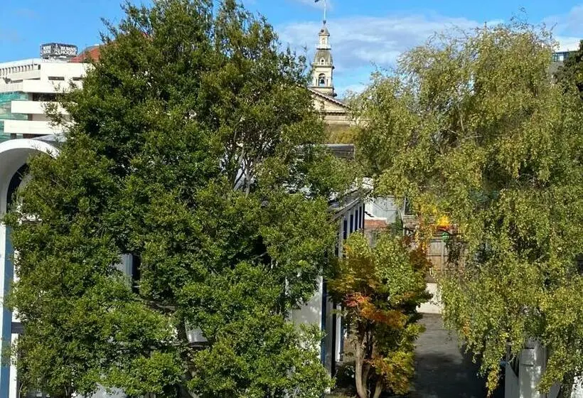 سوییت اجرایی, Motel On York