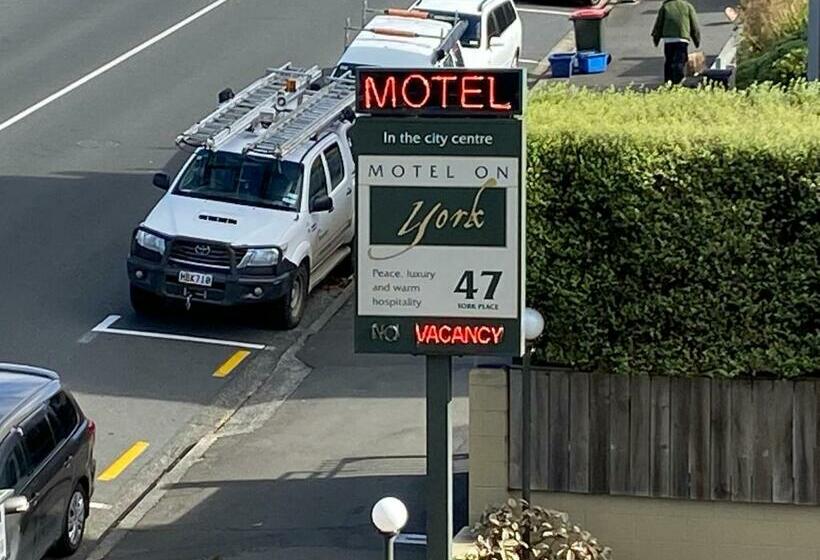 이그제큐티브 스위트, Motel On York