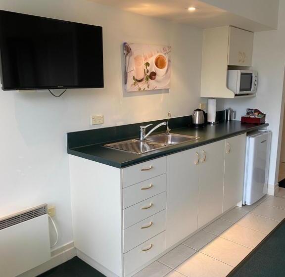 סטודיו סופריור, Motel On York