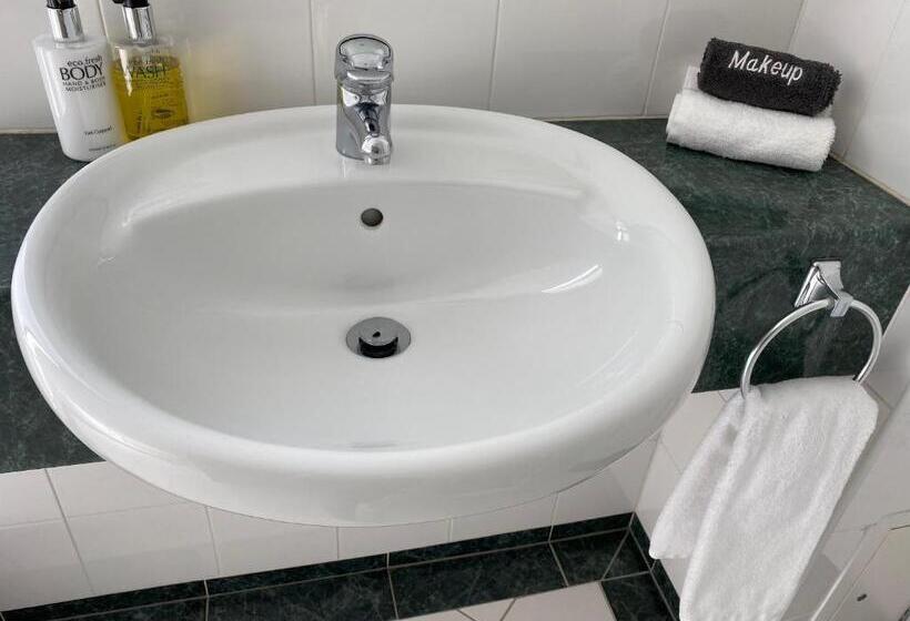 סוויטה דלוקס, Motel On York