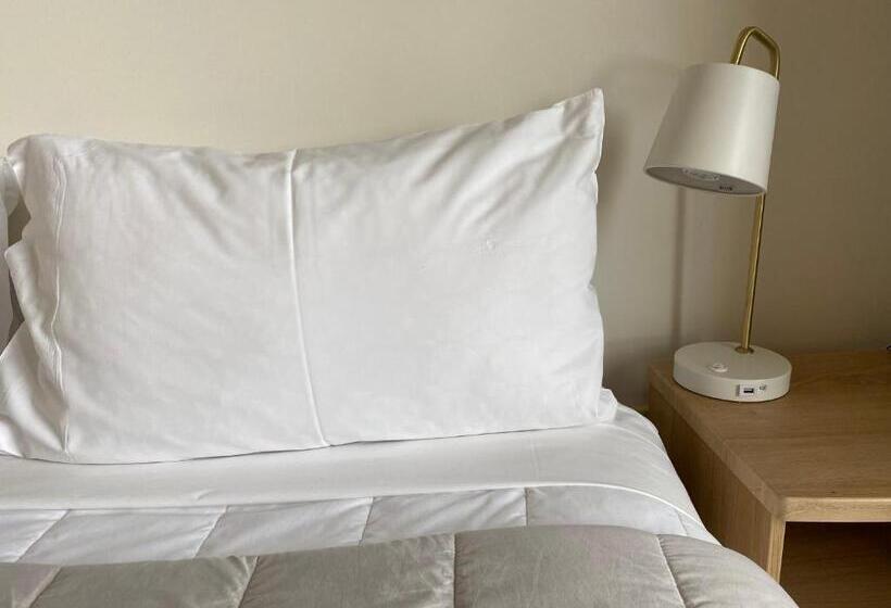 سوییت لوکس, Motel On York