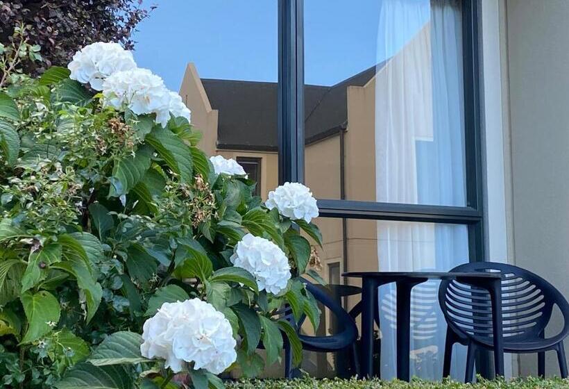 סוויטה עם ג'קוזי, Motel On York