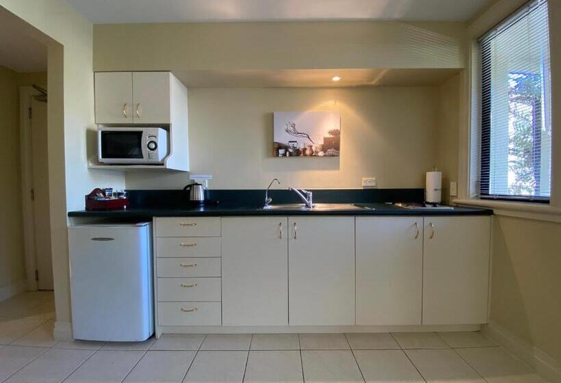 סוויטה עם ג'קוזי, Motel On York