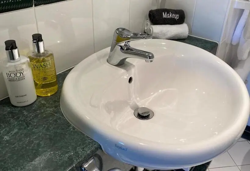 سوئیت با وان آب گرم, Motel On York