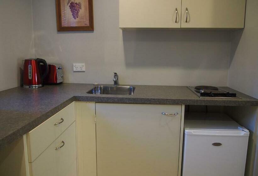 수피리어 스튜디오, Shades Of Arrowtown