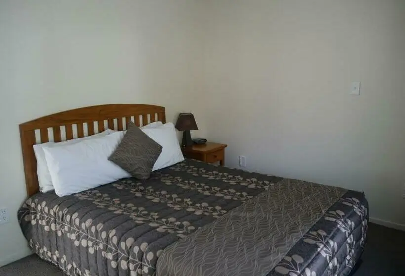 Standard-studio, Rainforest Motel