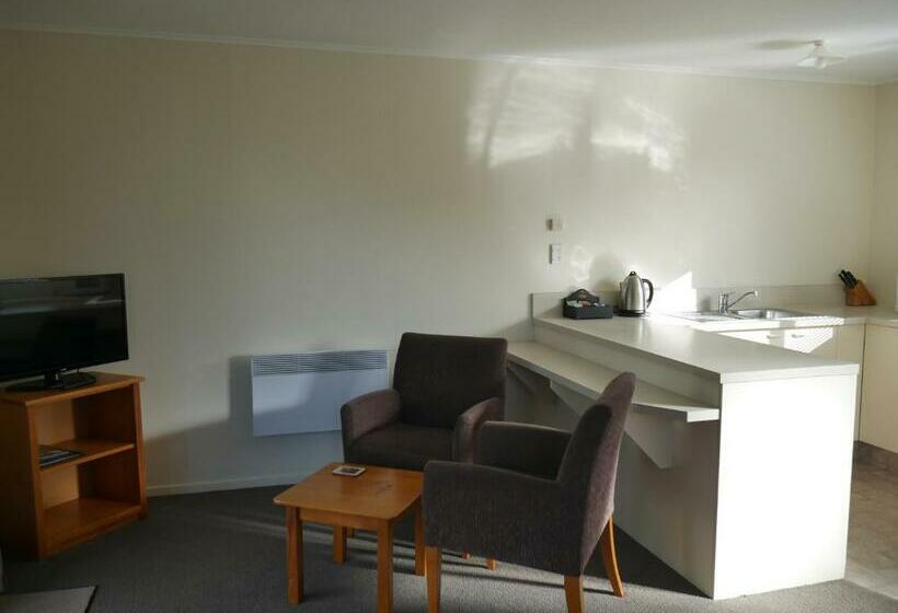 Студия Стандарт, Rainforest Motel