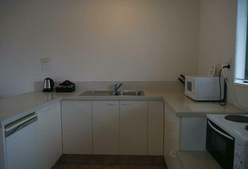 Студия Стандарт, Rainforest Motel