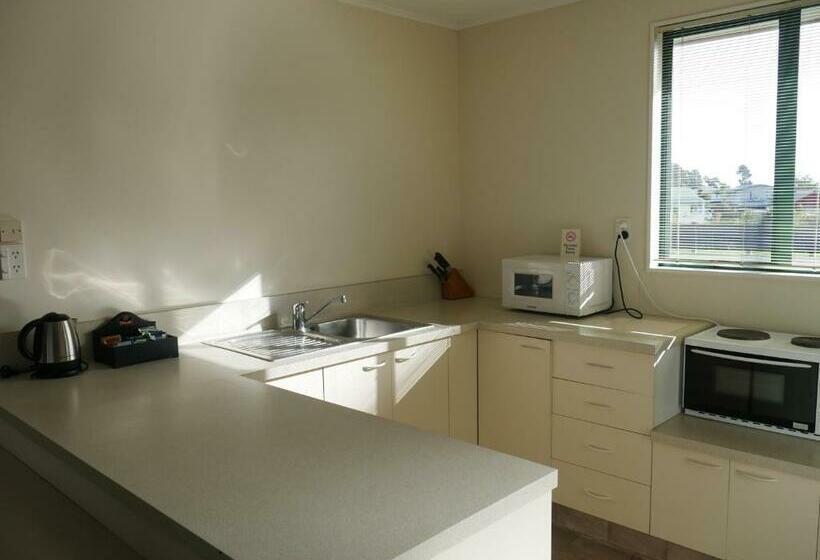 Студия Стандарт, Rainforest Motel